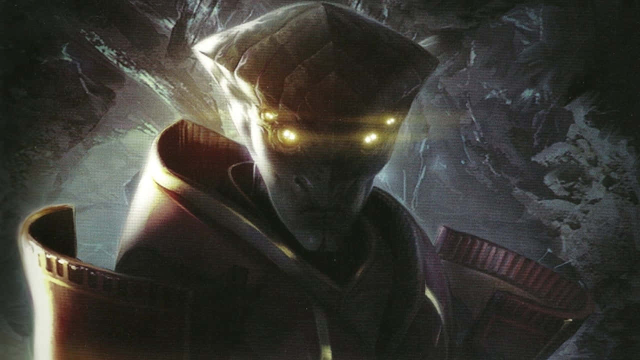 Mass Effect Javik 桌布 壁紙 — 一個帶有發光黃色眼睛和深色連帽長袍的威脅性外星人，站在陰暗的岩石洞穴中。