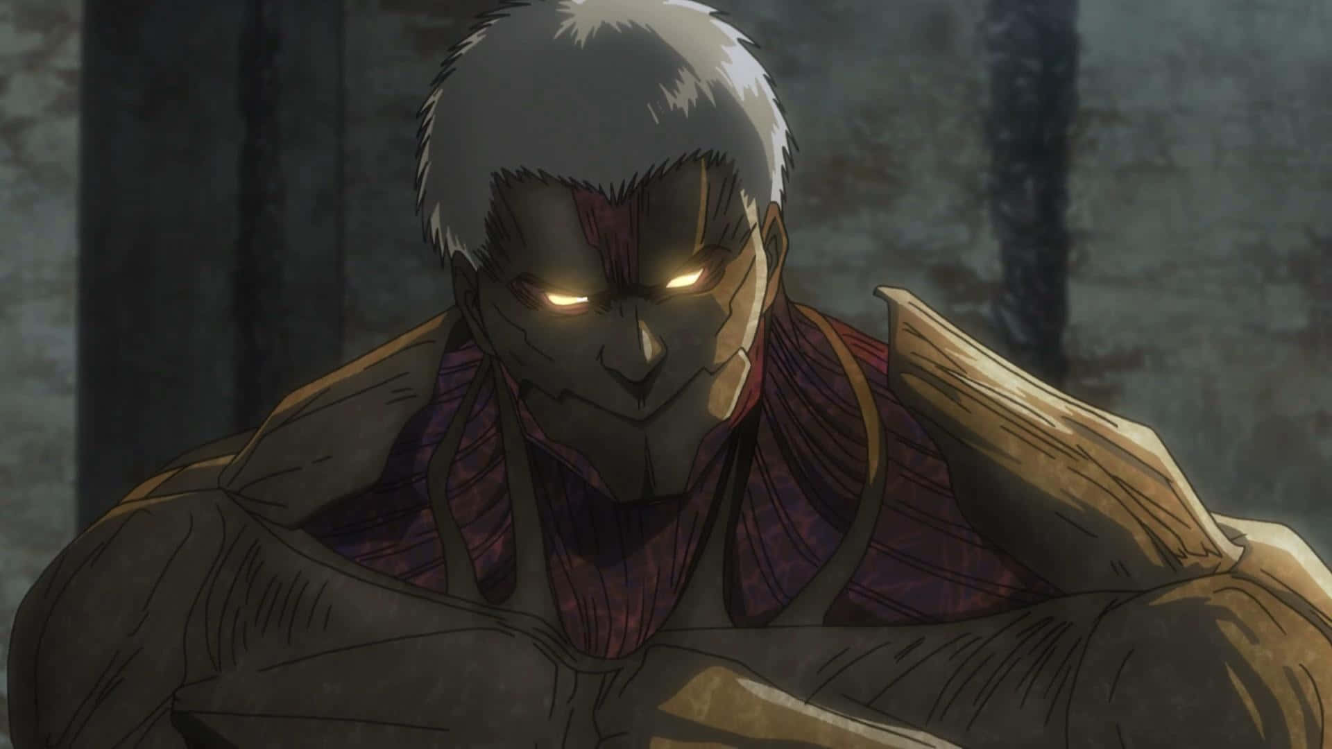 Reiner Braun 桌布 壁紙 — 一個帶有發光黃色眼睛和白色頭髮的威脅性動漫巨人，在昏暗的石頭走廊中凝視著。