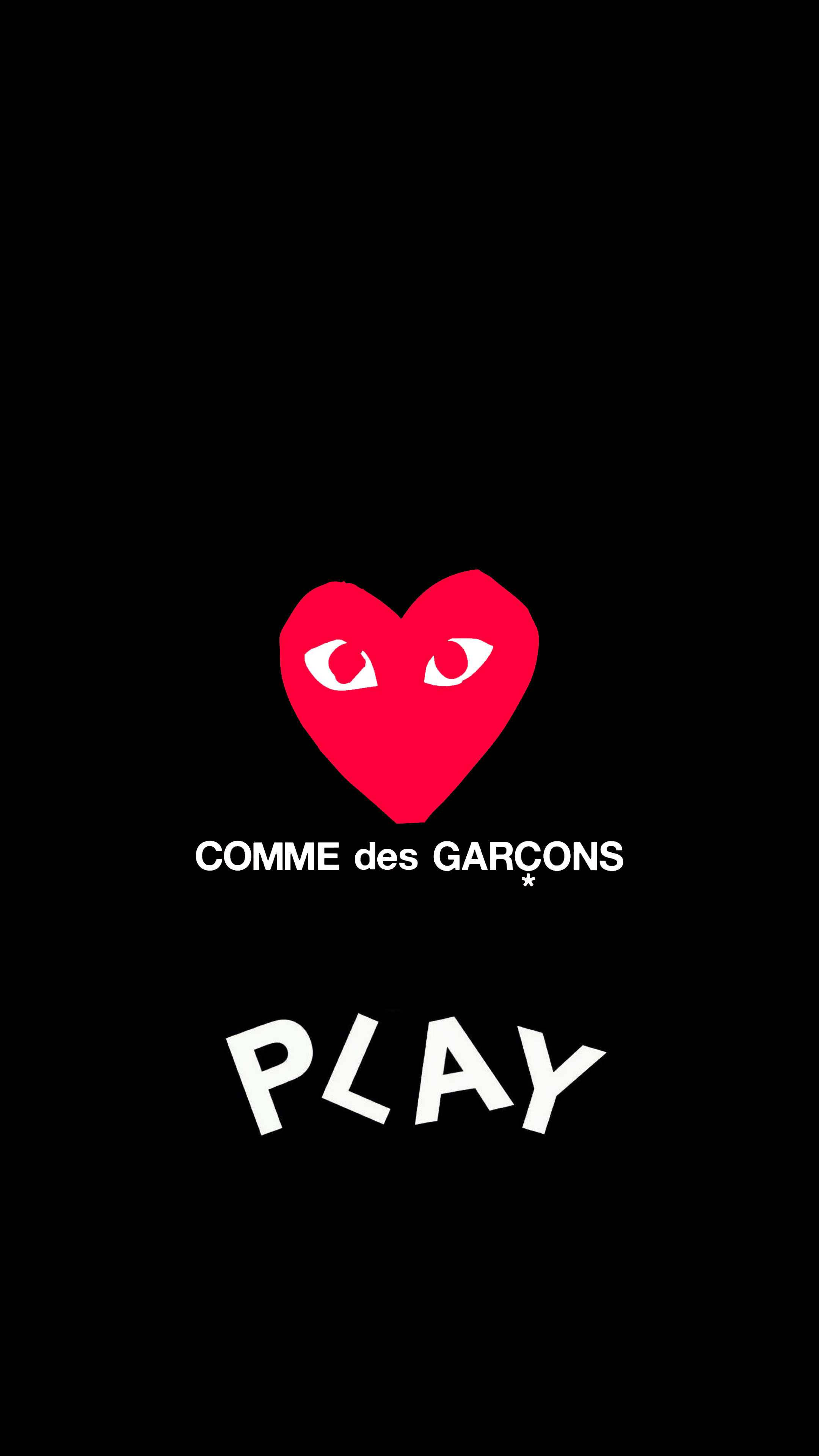 CDG Comme des Garçons Play 壁紙 — 一個帶有眼睛的鮮紅色心形，置中在黑色背景上，白色文字寫著 COMME des GARÇONS 和 PLAY。
