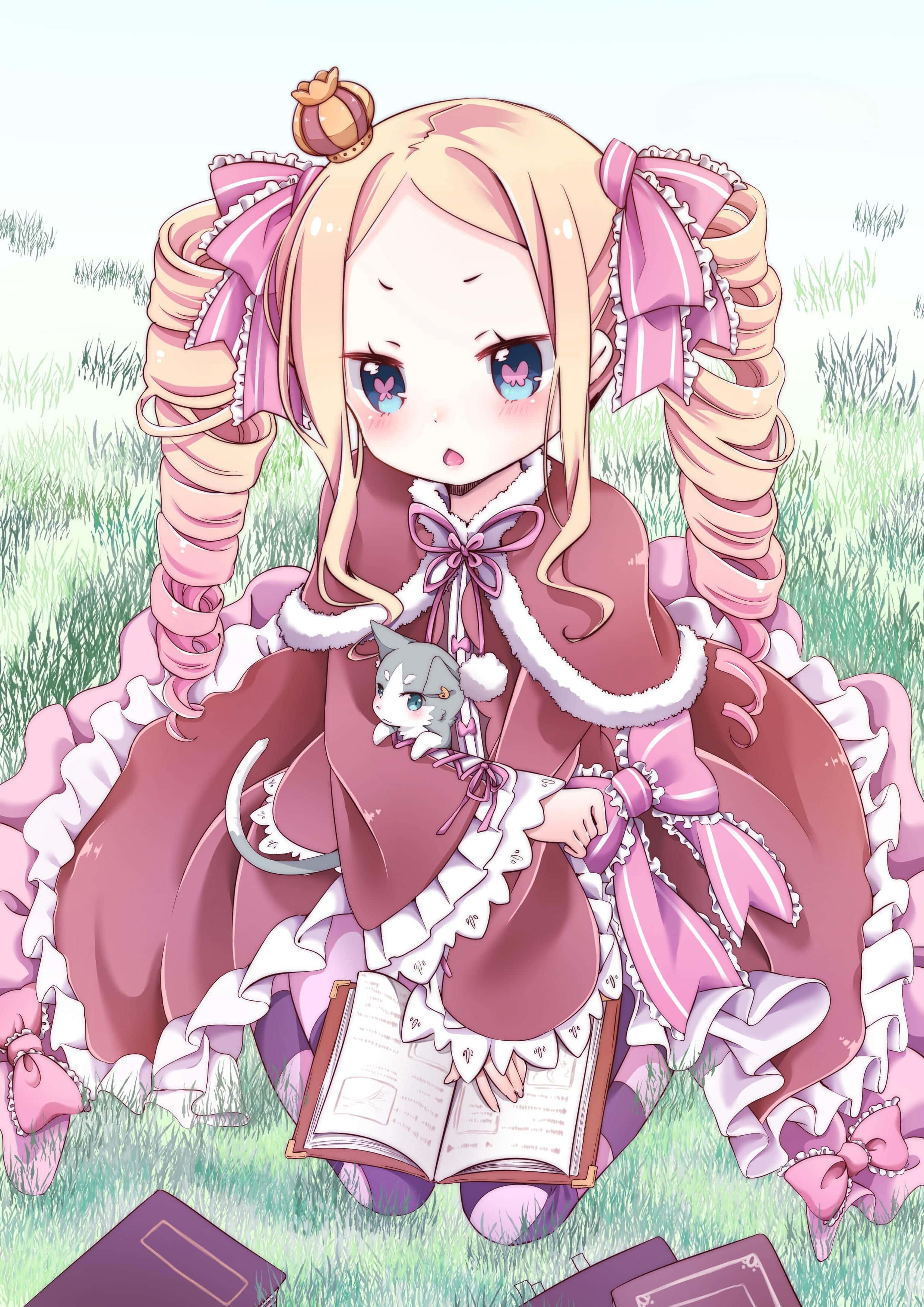 Re Zero Beatrice 桌布 壁紙 — 一個帶有粉紅色絲帶和蓬鬆斗篷的Q版動漫女孩坐在草地上，旁邊有一隻小貓，正在看書。