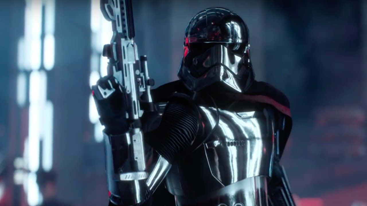 Captain Phasma 桌布 壁紙 — 一個帶有紅色護目鏡的威脅性黑色裝甲人物，在燈光昏暗的未來主義走廊中手持爆能槍。