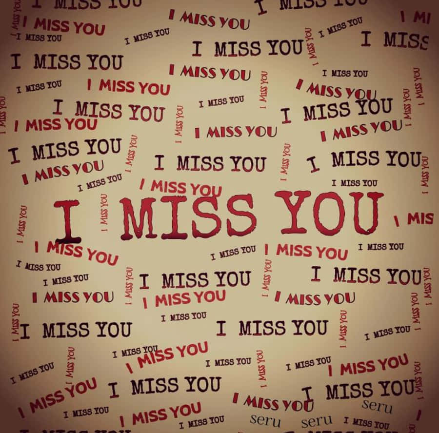 I Miss You 桌布 壁紙 — 一個帶有紋理的米色背景，上面覆蓋著重複的紅色和黑色「I MISS YOU」文字，大小和方向各異。