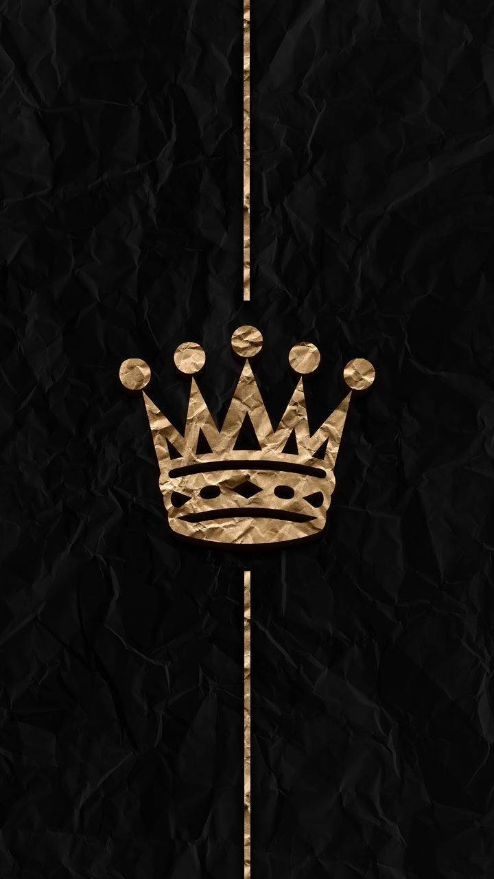 King And Queen 桌布 壁紙 — 一個帶有紋理金屬飾面的金色皇冠，居中放置在帶有垂直金色線條的黑色皺紋紙背景上。
