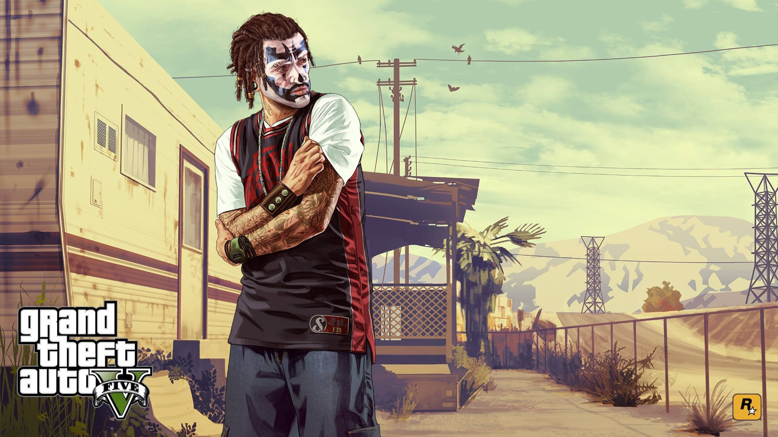 遊戲 桌布 壁紙 — 一個帶有紋身和臉部彩繪的角色自信地站在《Grand Theft Auto V》陽光明媚的沙漠拖車公園中。