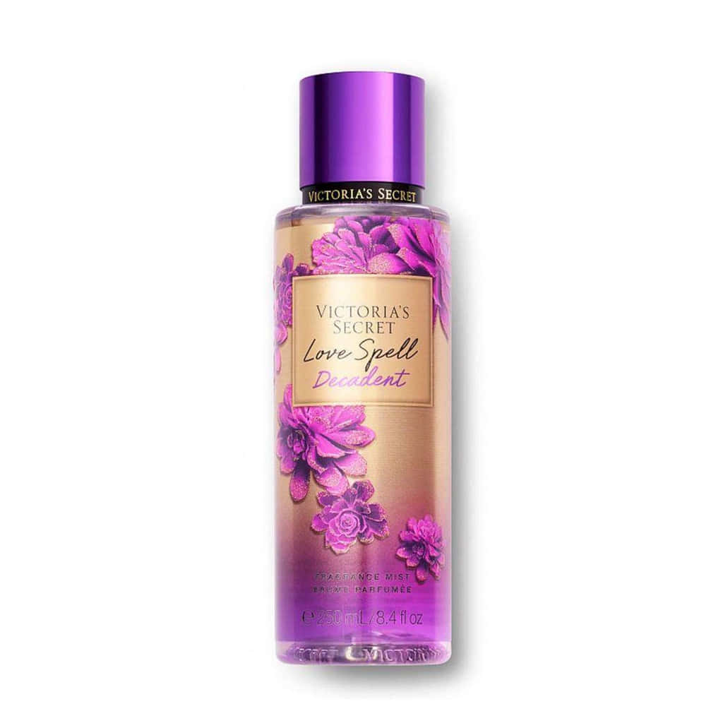 Victoria's Secret 桌布 壁紙 — 一個帶有紫色蓋子和花卉設計的Victoria's Secret Love Spell Decadent香水噴霧瓶，背景為白色。