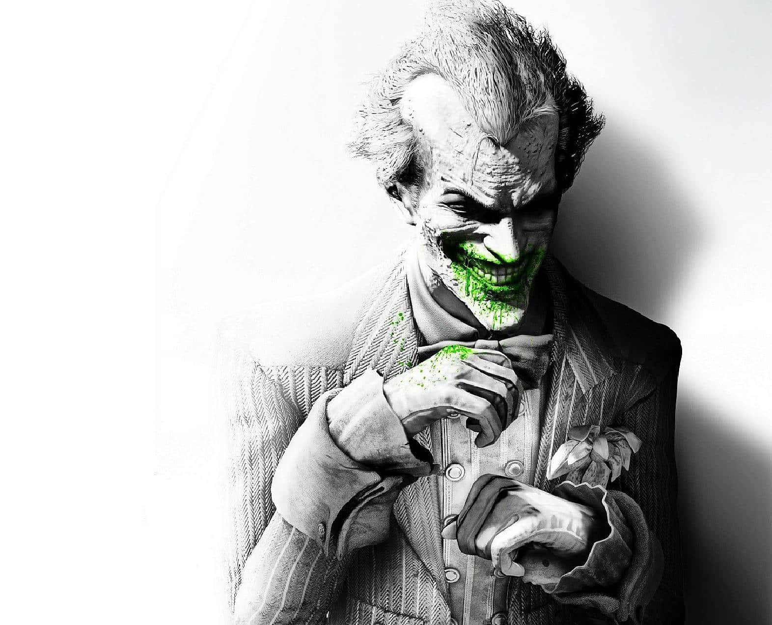 Joker Laughing 桌布 壁紙 — 一個帶有綠色塗抹笑容和凌亂頭髮的威脅性小丑，穿著細條紋西裝靠在一面純白的牆上。