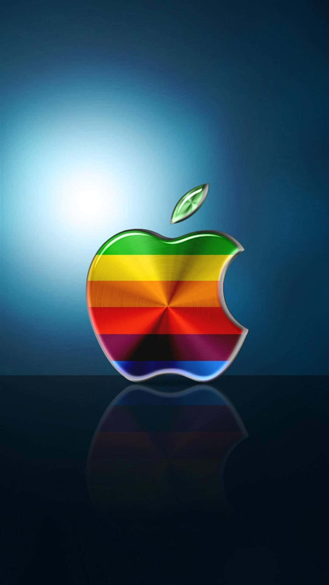 智慧型gif 桌布 壁紙 — 一個帶有綠色葉子的光面彩虹條紋Apple標誌，位於深色反光表面中央，背景為漸變藍色，背後有明亮光源。