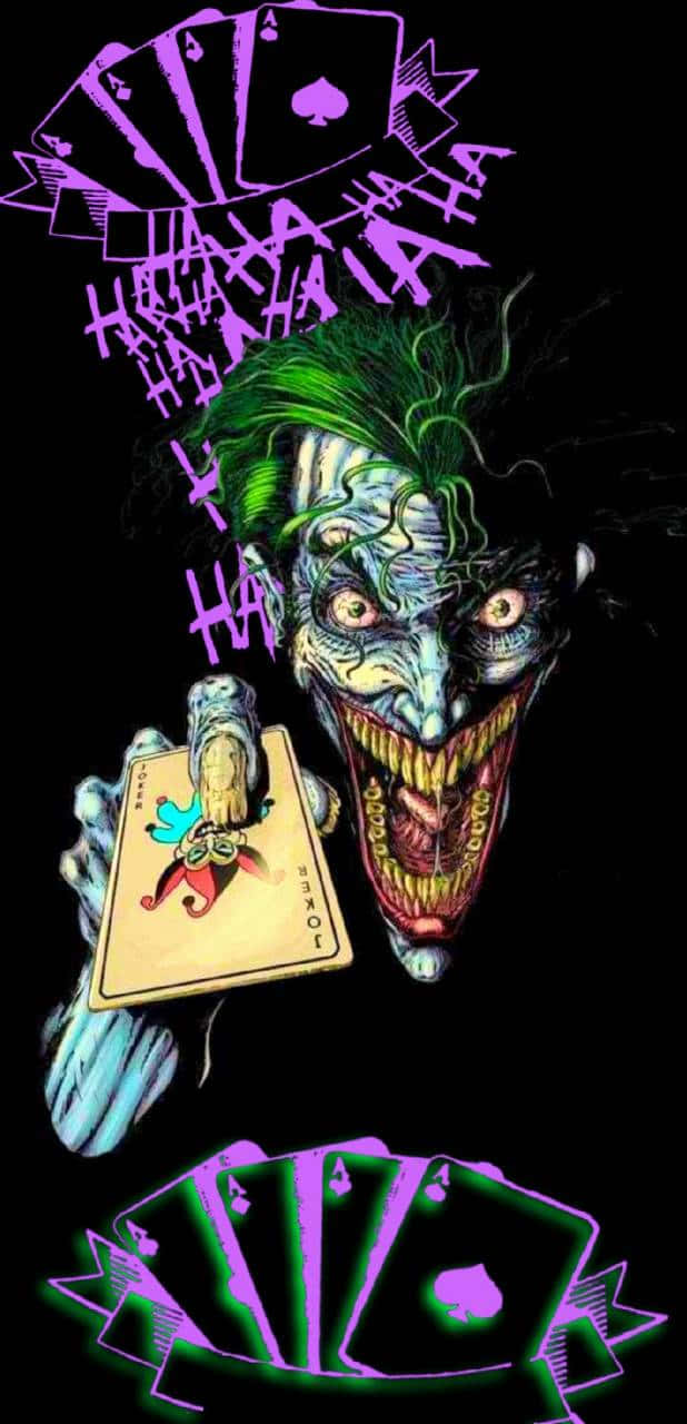 Joker Card 桌布 壁紙 — 一個帶有綠色頭髮和尖牙的威脅性小丑手持一張小丑牌，紫色Ace和笑聲文字在他周圍爆炸，背景為黑色。