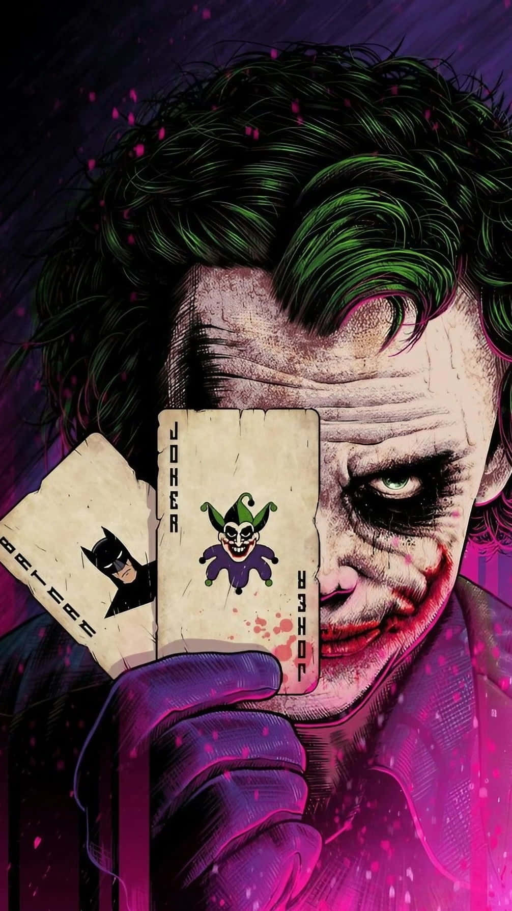 Joker Card 桌布 壁紙 — 一個帶有綠色頭髮的威脅性小丑，在紫色潑濺背景前舉起一張小丑牌和一張蝙蝠俠牌。