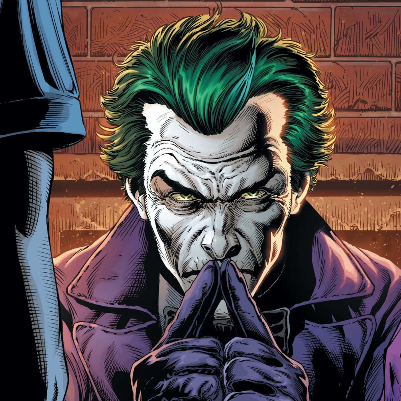 Batman Three Jokers 桌布 壁紙 — 一個帶有綠髮和紫色外套的威脅性漫畫小丑，在磚牆背景下凝視著。