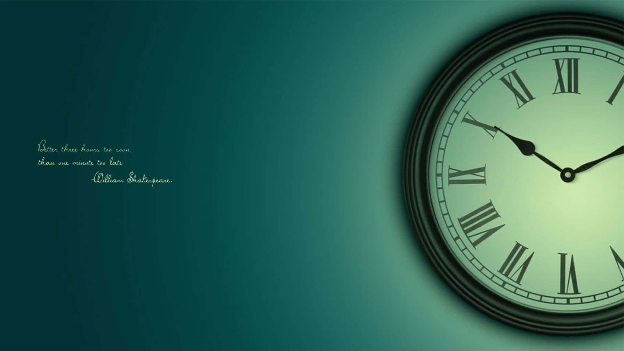 Time 桌布 壁紙 — 一個帶有羅馬數字的古董時鐘，在藍綠色漸變背景上柔和發光，旁邊是莎士比亞名言。