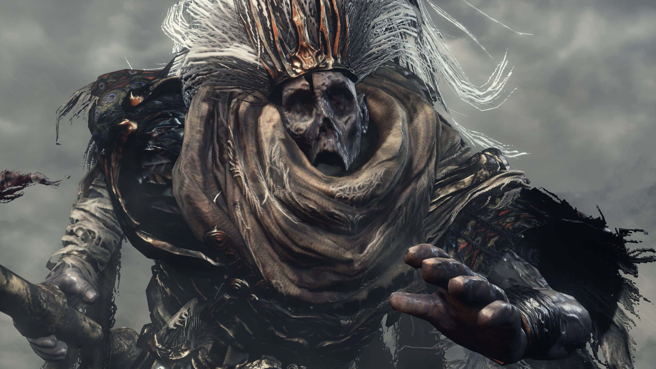 Nameless King 桌布 壁紙 — 一個帶有羽毛頭飾和破爛斗篷的威脅性骷髏戰士，在暴風雨的灰色天空下向前猛衝。