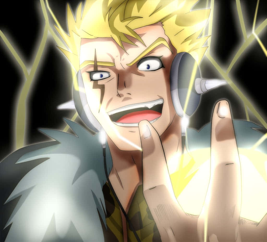 Laxus Dreyar 桌布 壁紙 — 一個帶有耳機和閃電標記的尖刺金髮動漫角色，在黑暗背景中散發著發光的黃色能量，咧嘴大笑。