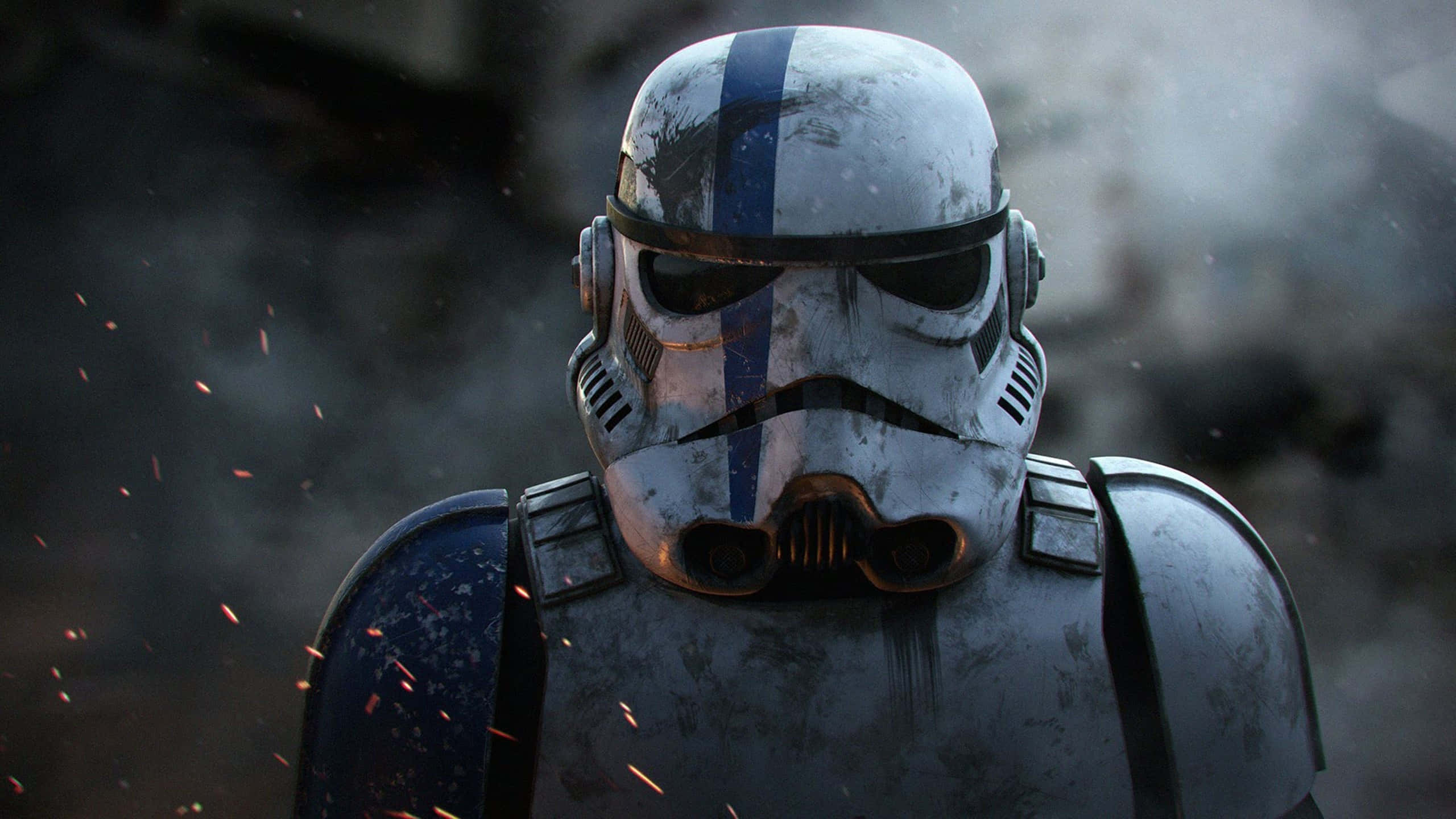 Scarif 桌布 壁紙 — 一個帶有藍色條紋的風化暴風兵頭盔，在煙霧和飛濺的火花中矗立於戰鬥場景中。