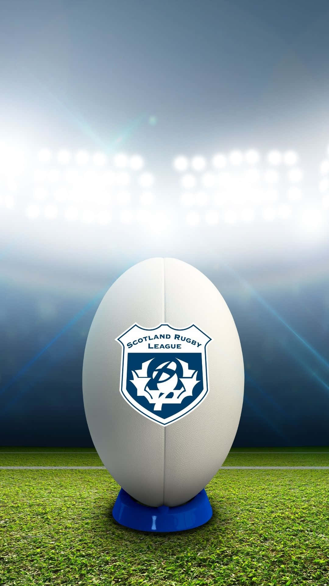 Scotland Rugby 桌布 壁紙 — 一個帶有蘇格蘭欖球聯賽徽章嘅白色欖球，喺明亮嘅球場燈光下，放喺藍色底座上，底座喺充滿活力嘅綠色草地上。