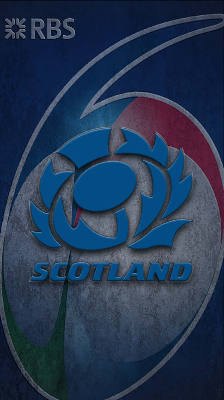 Scotland Rugby 桌布 壁紙 — 一個帶有蘇格蘭薊花標誌和RBS品牌標識的紋理欖球，採用大膽的藍色、紅色和綠色。