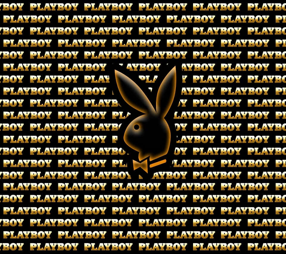 playboy 桌布 壁紙 — 一個帶有蝴蝶結的黑色Playboy兔子標誌，在重複的金色Playboy文字背景上脫穎而出。