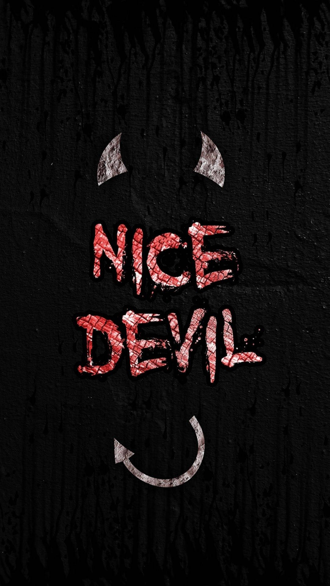 Nice Devil 壁紙 — 一個帶有裂紋紋理、銀色角和微笑的紅色 'NICE DEVIL' 文字，位於黑色 grungy 背景上，顯得具有威脅性。