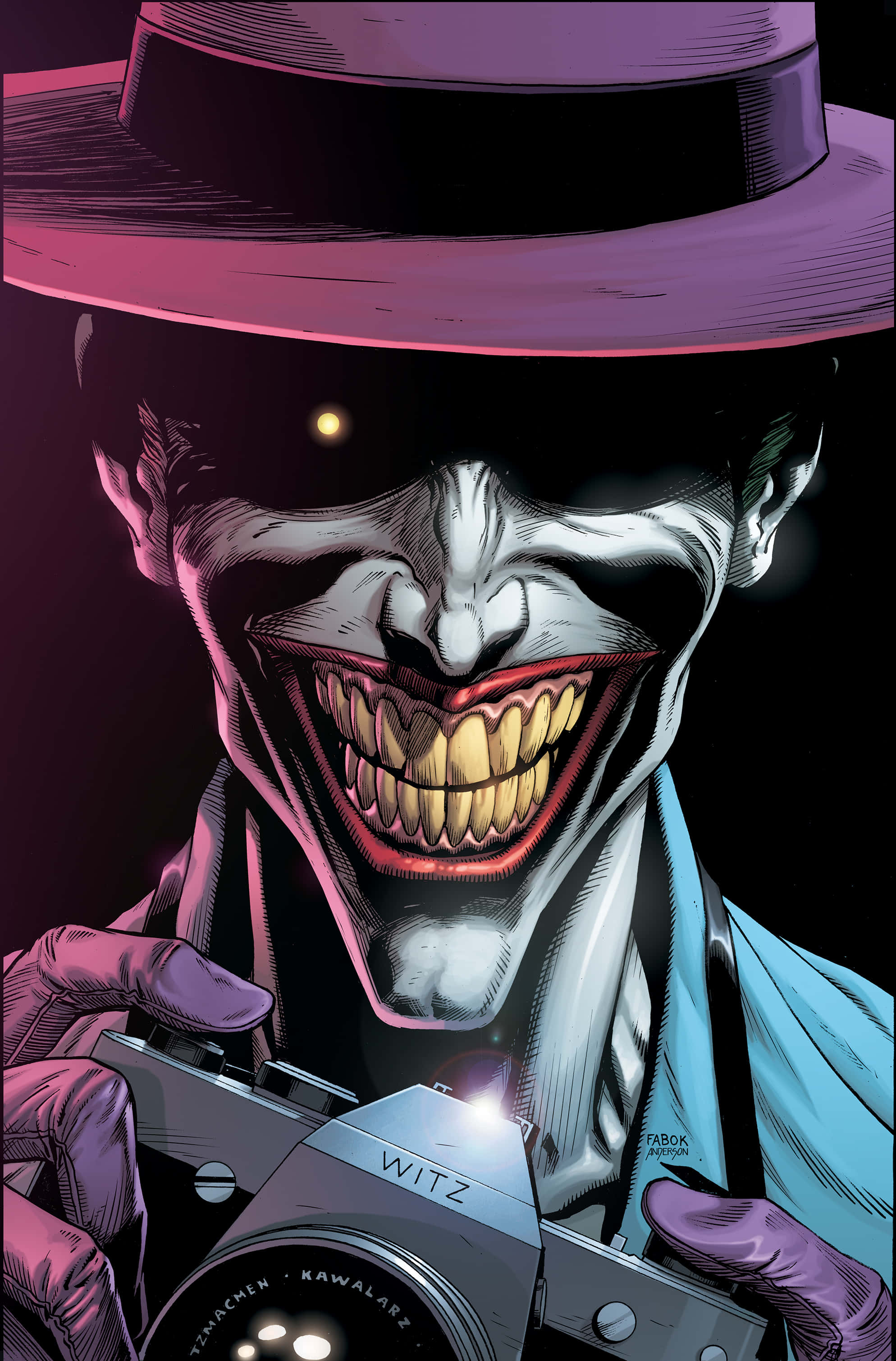 Batman Three Jokers 桌布 壁紙 — 一個帶有邪惡笑容的小丑在戲劇性的粉紅和紫色燈光下拿著相機。