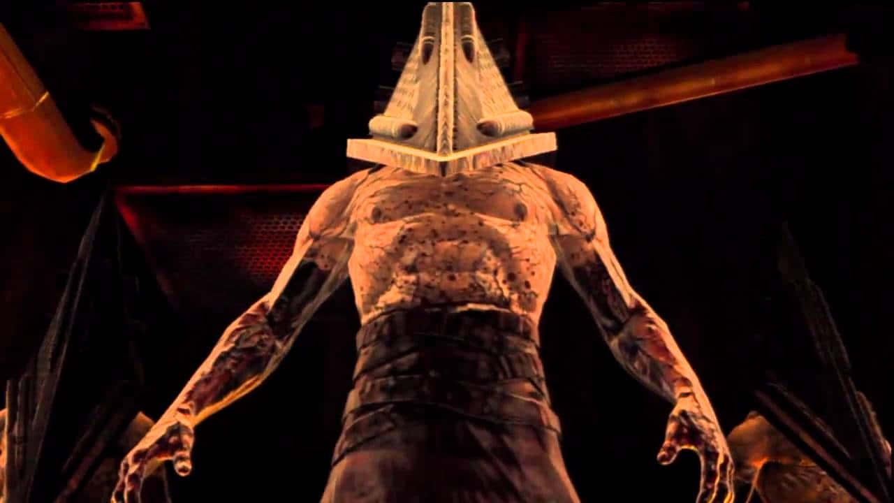 Silent Hill Characters 桌布 壁紙 — 一個帶有金字塔頭和血淋淋軀幹的威脅人物，站在溫暖燈光下的黑暗工業環境中。