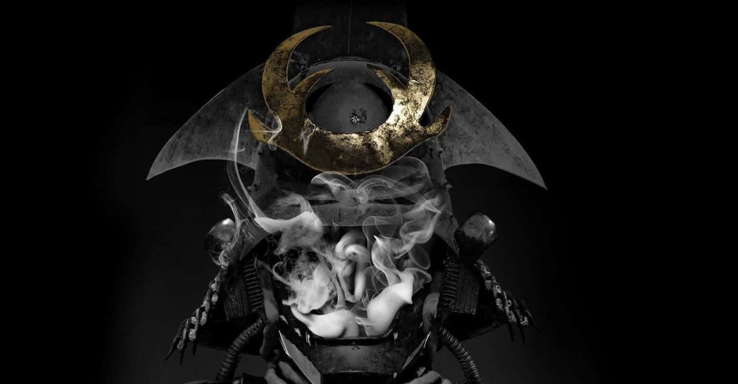 Samurai Armor 桌布 壁紙 — 一個帶有金色新月形角、臉部冒出旋轉煙霧的威嚇性武士頭盔，背景為黑色。
