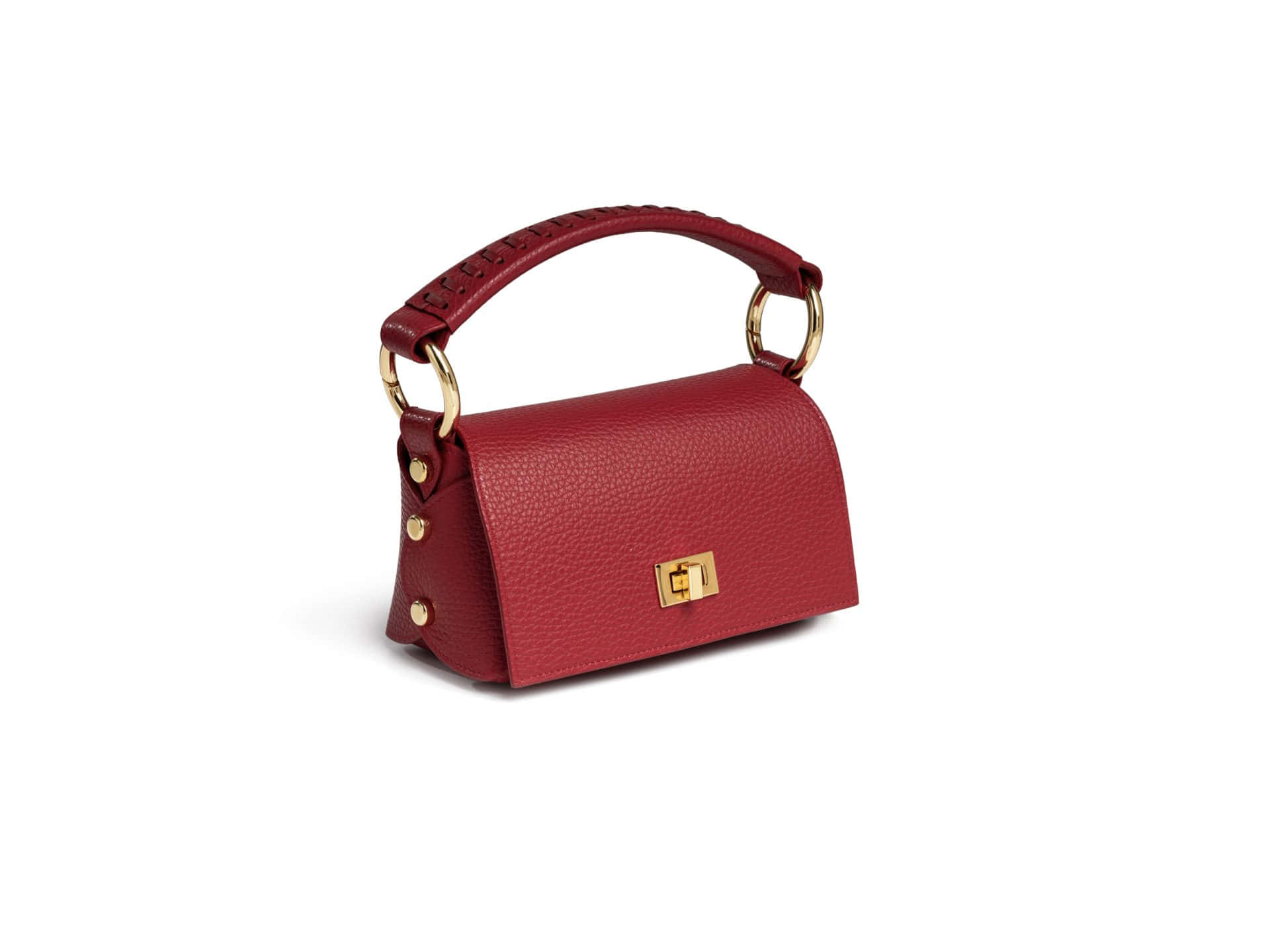 Red Handbag 桌布 壁紙 — 一個帶有金色金屬配件和編織頂部手柄的豐富紅色紋理皮革手袋，置於乾淨的白色背景前。