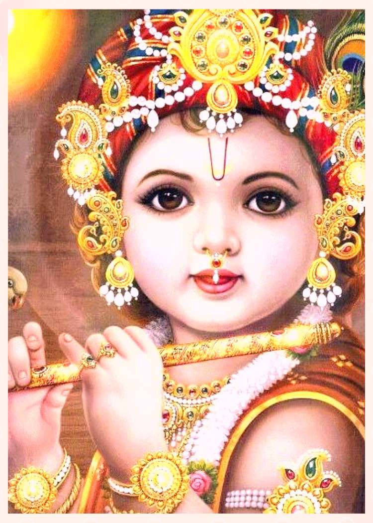 Bal Krishna 桌布 壁紙 — 一個帶有金色飾品和孔雀羽毛冠的神聖孩子，帶著平靜的表情吹奏長笛。