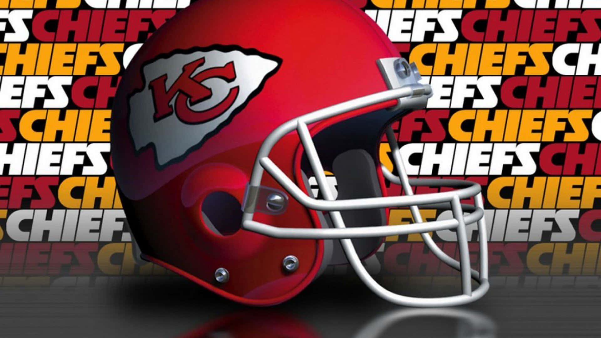 Kansas City Chiefs 桌布 壁紙 — 一個帶有銀色面罩的亮面紅色堪薩斯城酋長隊美式足球頭盔，放置在深色反光表面上，背景是重複的酋長隊標誌。