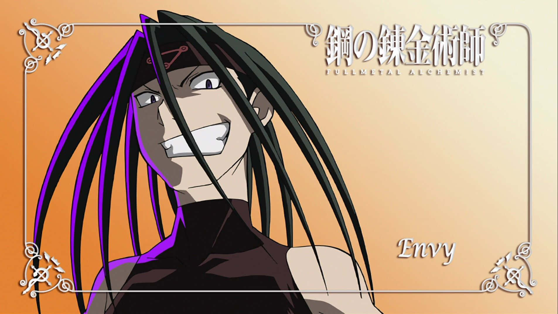 Fullmetal Alchemist Envy 桌布 壁紙 — 一個帶有長長黑色和紫色頭髮的威脅性動漫角色，在溫暖的漸變背景上咧嘴大笑。