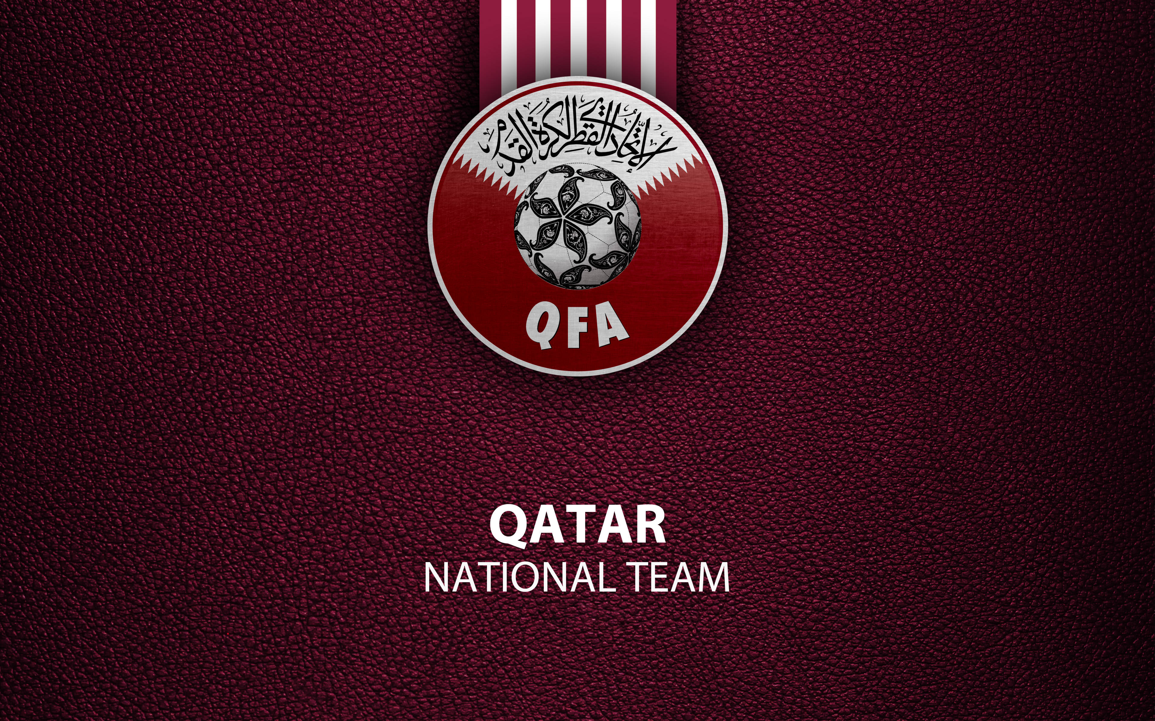 Qatar 桌布 壁紙 — 一個帶有阿拉伯文字和足球設計的光澤卡塔爾國家隊徽章掛在一條條紋絲帶上，背景是質感的酒紅色皮革。