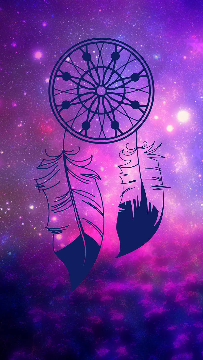 捕夢網 桌布 壁紙 — 一個帶有飄逸羽毛的捕夢網漂浮在充滿閃爍星星的鮮豔紫色和粉紅色宇宙星雲中。