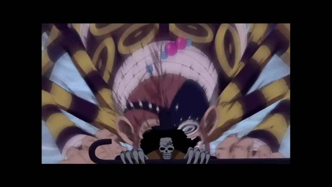 Thriller Bark 桌布 壁紙 — 一個帶有骷髏臉和黃色條紋手臂的威脅性動漫角色，俯視著一個手持骷髏標誌的小人物。