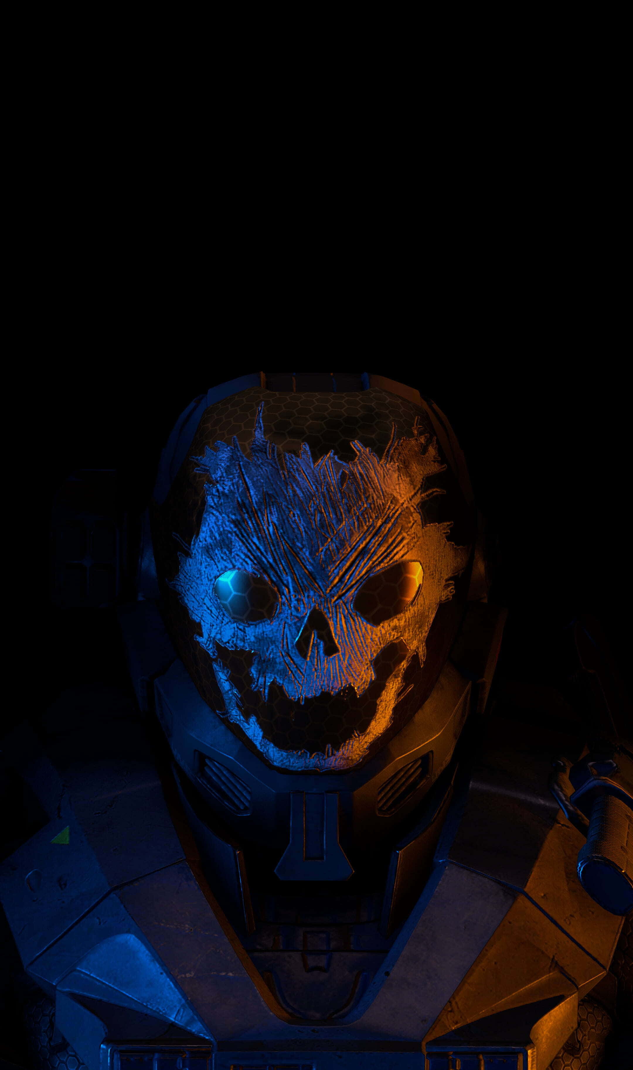 Halo 5 Blue Team 桌布 壁紙 — 一個帶有骷髏臉的頭盔，在漆黑的背景下發出藍色和橙色的光芒。