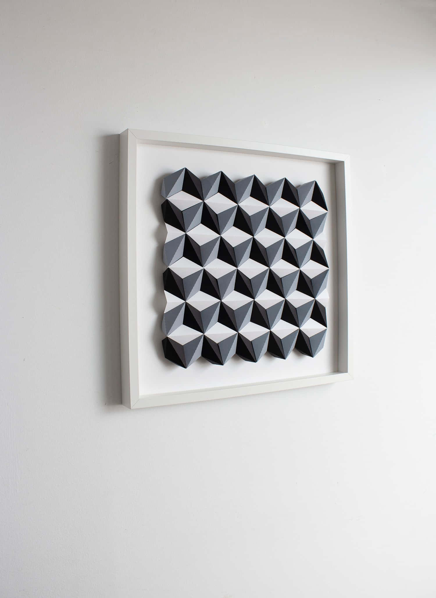 Black And White Geometric 桌布 壁紙 — 一個帶有黑白金字塔的裱框3D幾何藝術品，在素牆上營造出引人注目的錯覺效果。