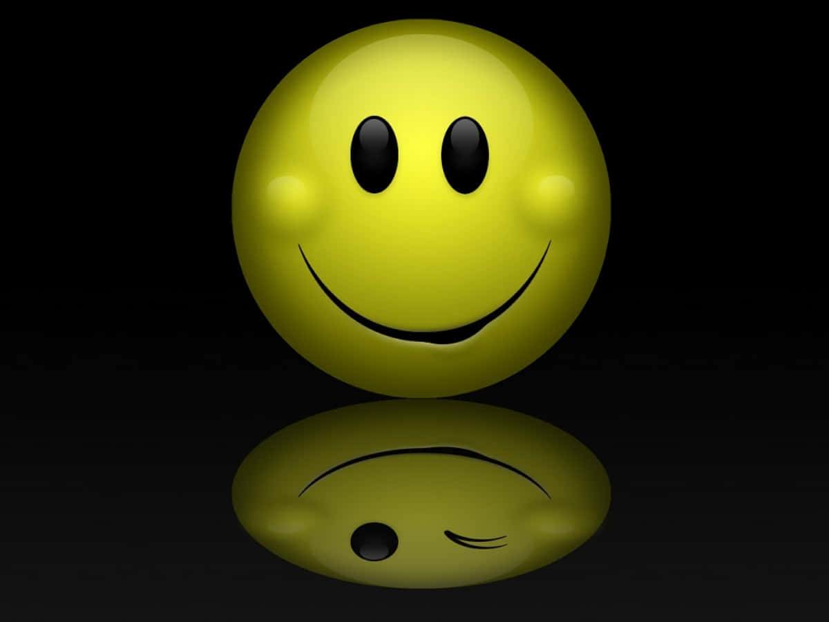 Smiley 桌布 壁紙 — 一個帶有黑色眼睛和彎曲嘴巴的光澤黃色笑臉位於深色反光表面上，其倒置的反射顯示出一個眨眼。