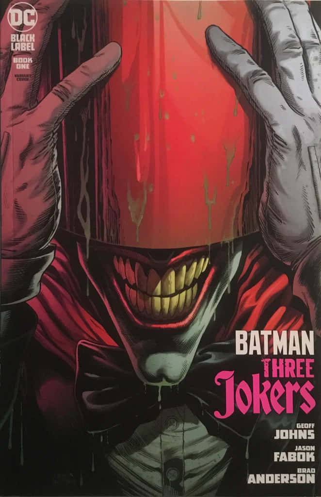 Batman Three Jokers 桌布 壁紙 — 一個帶紅色頭罩、滴著血的威脅性小丑，在漫畫書封面上雙手抓著頭罩，狂野地咧嘴而笑。