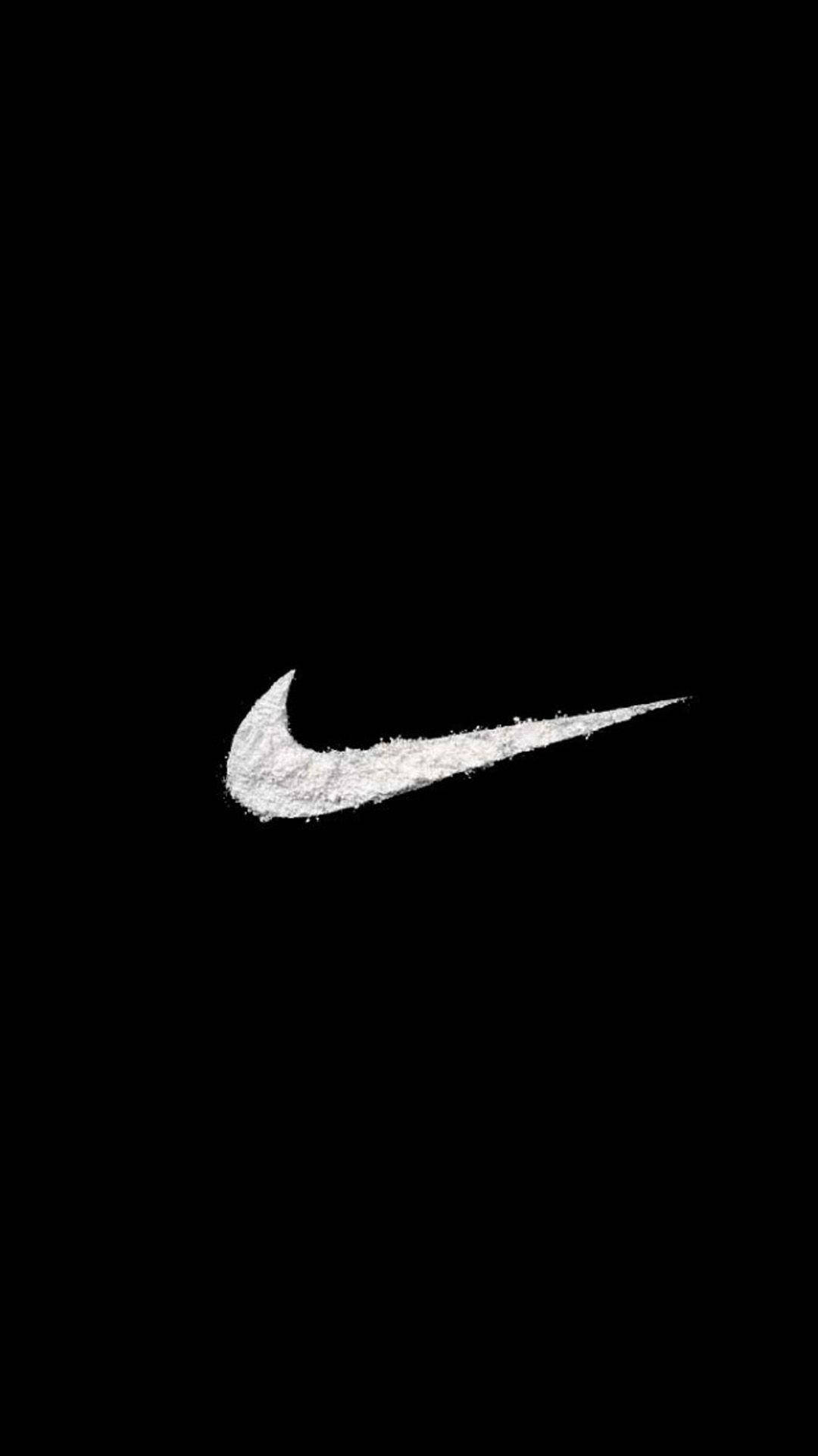 Logo Of Nike iPhone Background 壁紙 — 一個帶紋理的白色Nike swoosh標誌，居中在純黑色背景上，帶有粗糙的粉筆狀飾面。