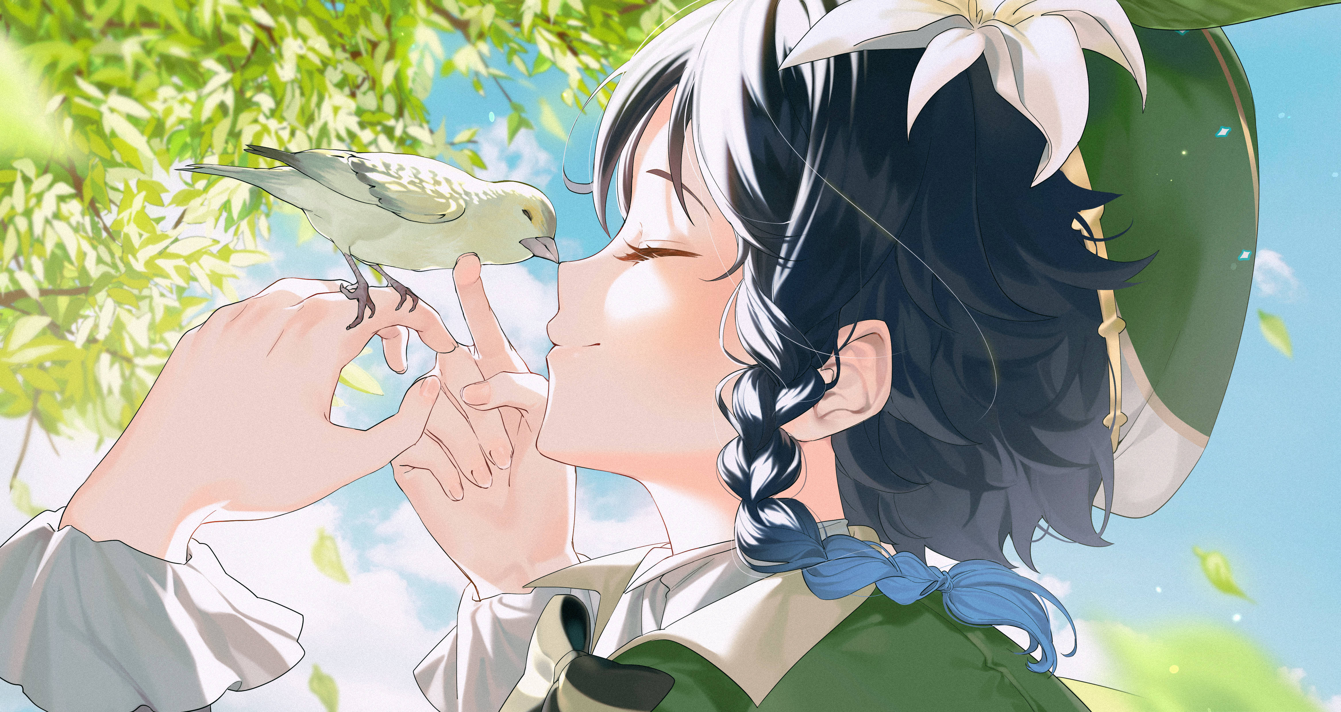 Genshin 桌布 壁紙 — 一個平靜的動漫女孩，辮子頭髮，在綠葉樹冠下輕輕地捧著一隻棲息在她手指上的小鳥。
