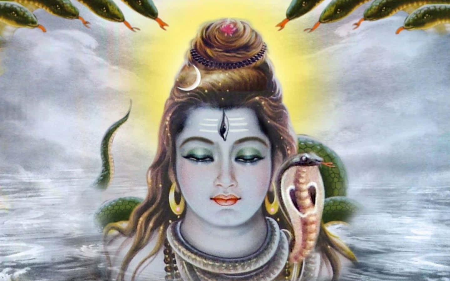 Lord Shiva 桌布 壁紙 — 一個平靜的神聖人物，脖子上纏著一條眼鏡蛇，暴風雨的大海上空有蛇。