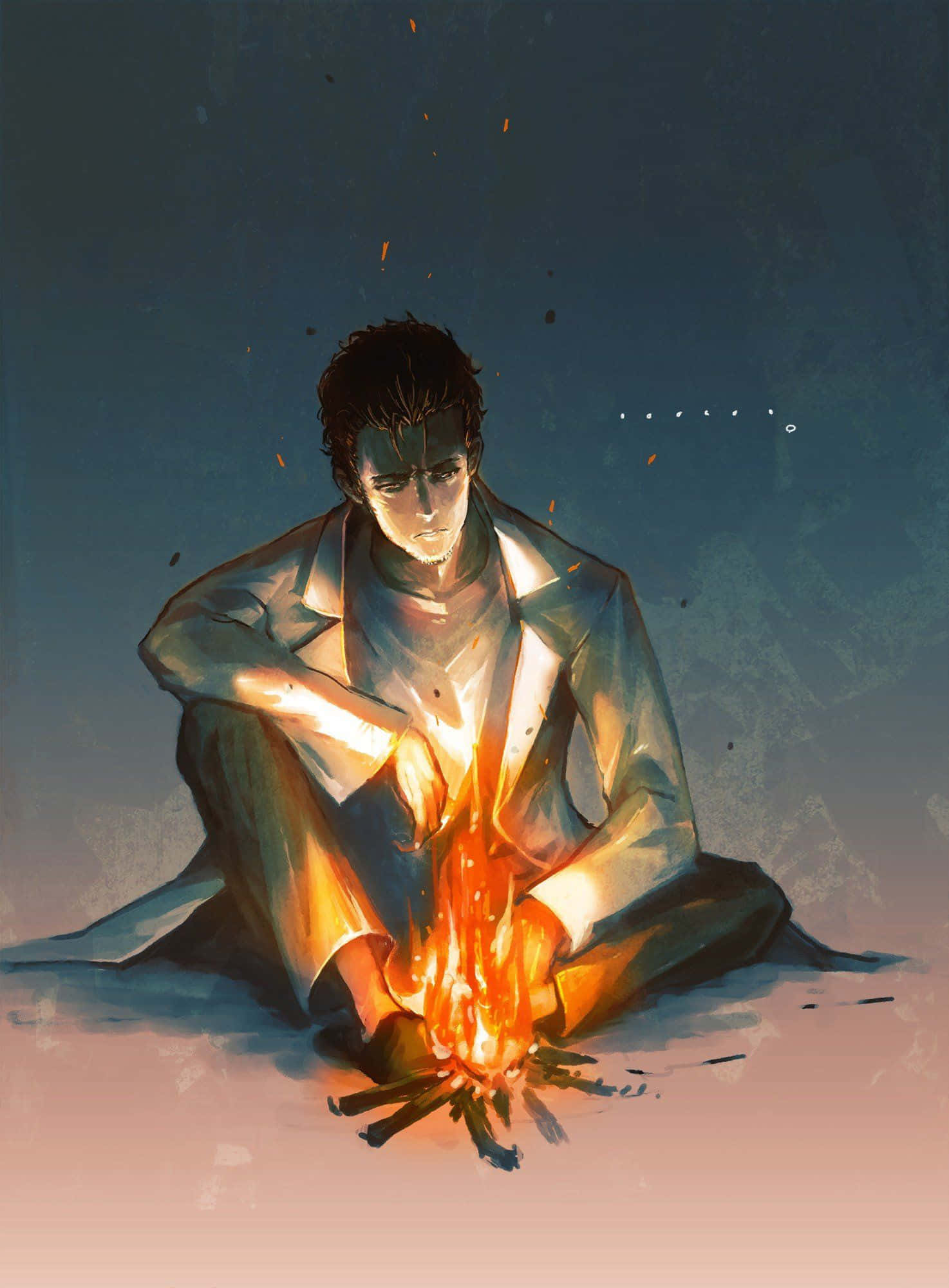Rintaro Okabe 桌布 壁紙 — 一個年輕人在深藍色的暮色中蜷縮著坐在一個小營火旁，他的臉被火焰溫暖的橙色光芒照亮。