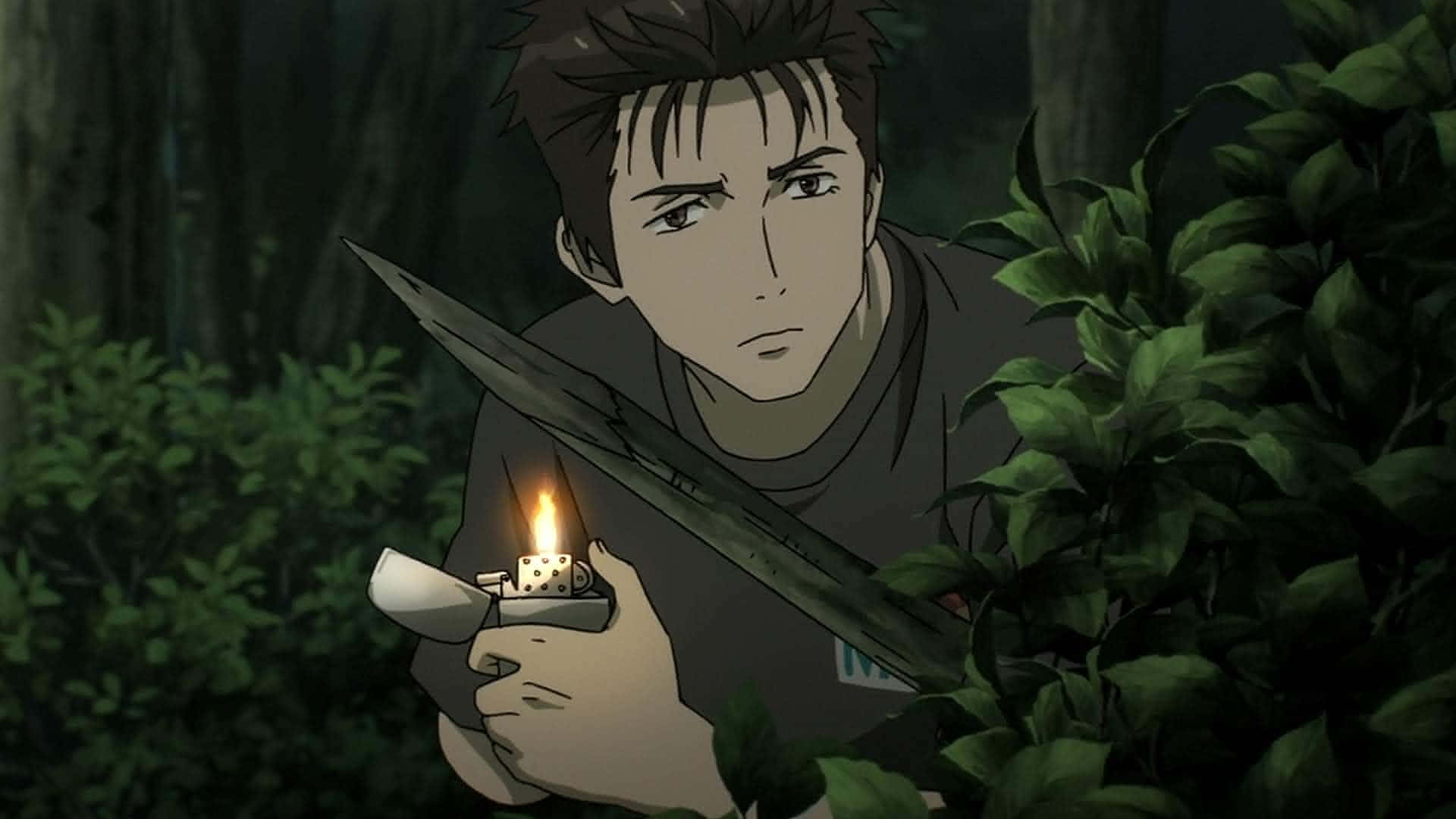 Parasyte 桌布 壁紙 — 一個年輕人在黑暗的森林中，手持點燃的打火機和一把刀，表情專注。