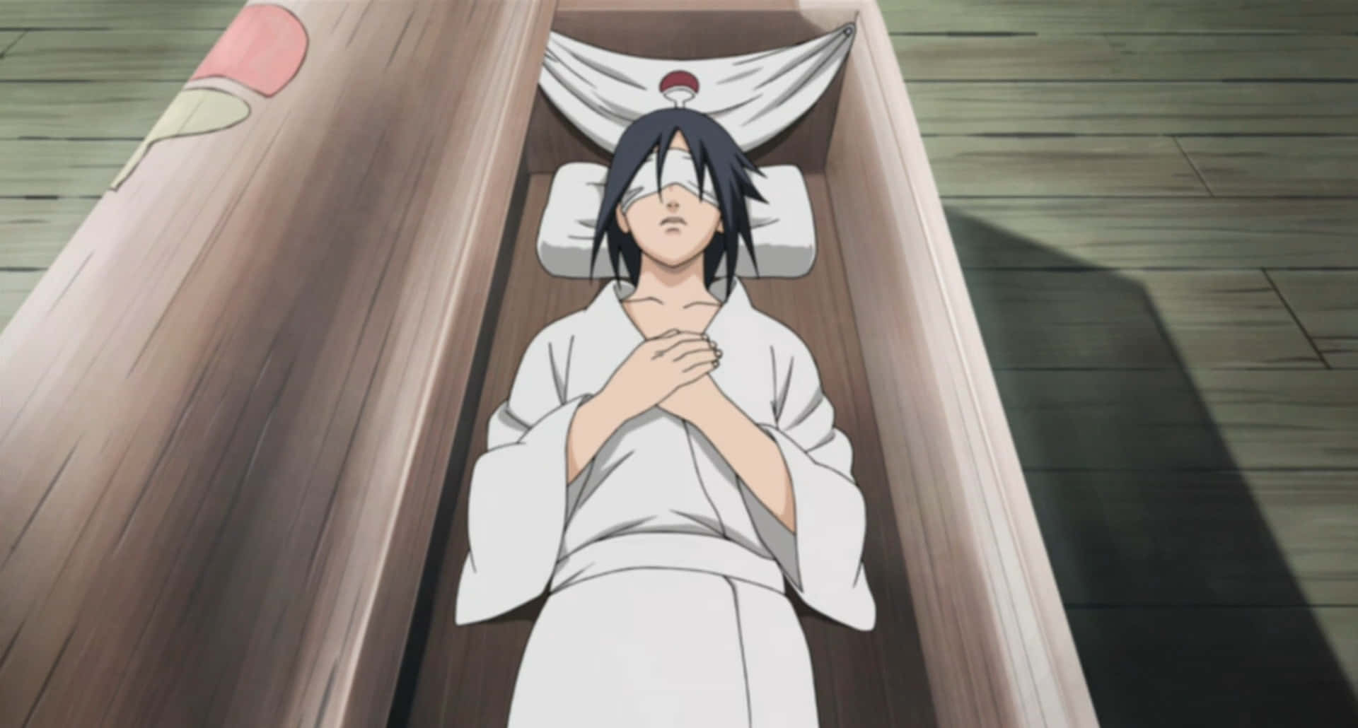 Izuna Uchiha 桌布 壁紙 — 一個年輕嘅動漫角色，黑色頭髮，穿著白色長袍，雙手交疊喺胸前，平靜咁躺喺木製棺材入面。