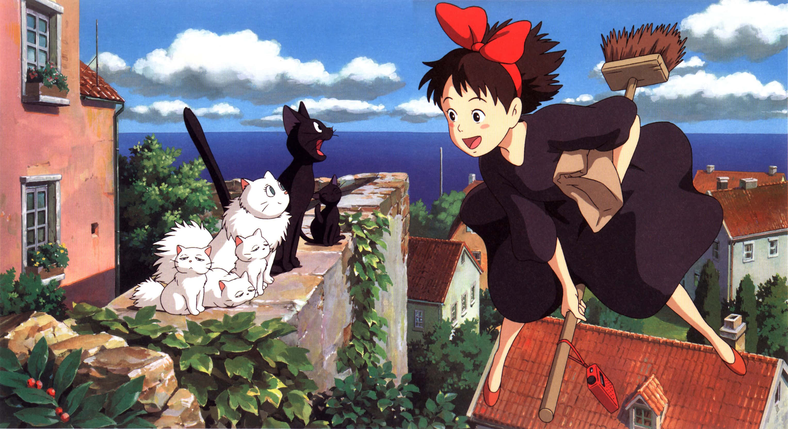 kiki's delivery service 桌布 壁紙 — 一個年輕女巫騎著掃帚飛過屋頂，貓咪們在明亮的藍天下從石牆上觀看。