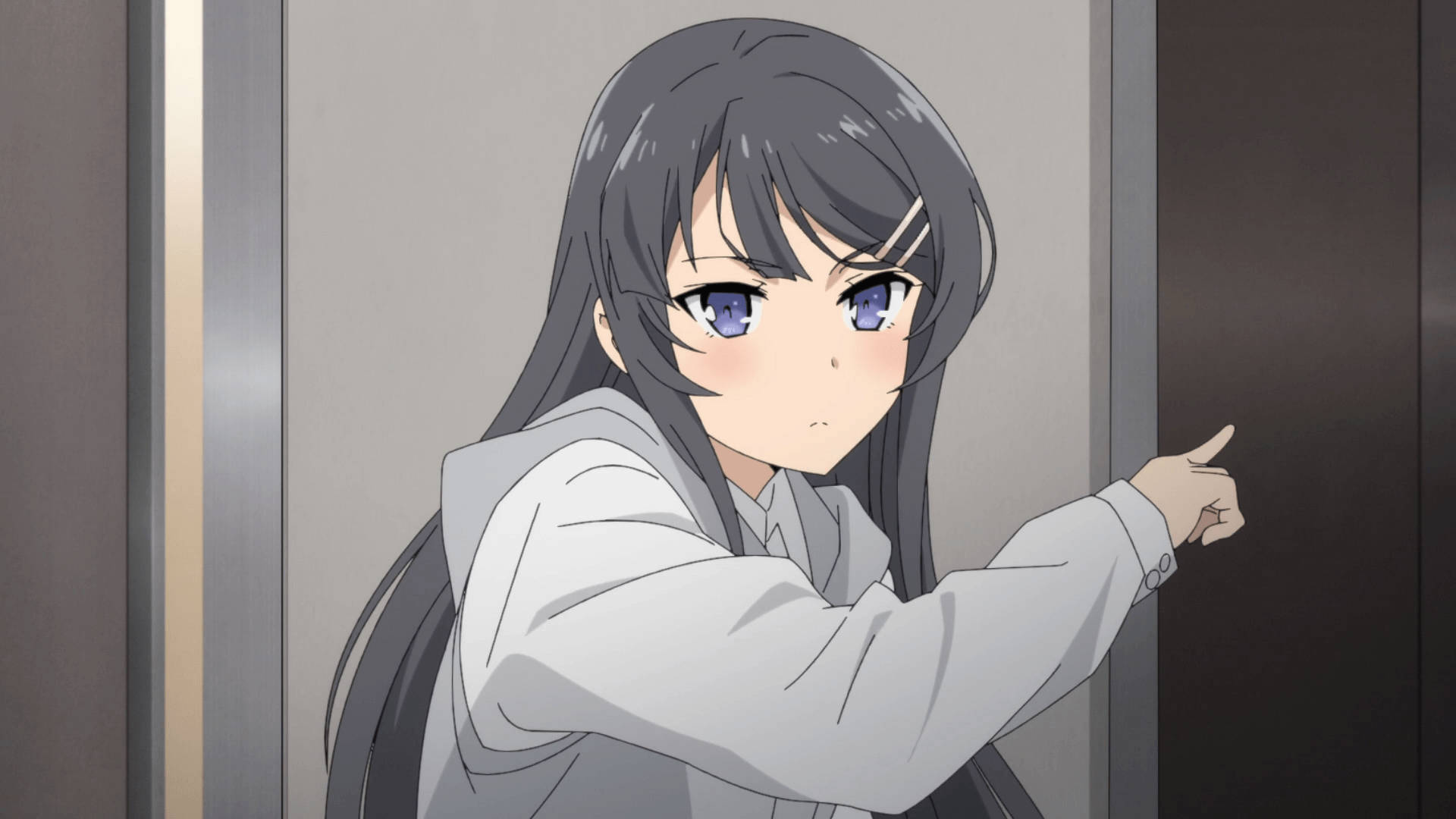 《Rascal Does Not Dream of Bunny Girl Senpai》Mai Sakurajima 壁紙 — 一個年輕的動漫女孩，長長的黑髮和藍色的眼睛，在灰色走廊的門口窺視並向前指著。