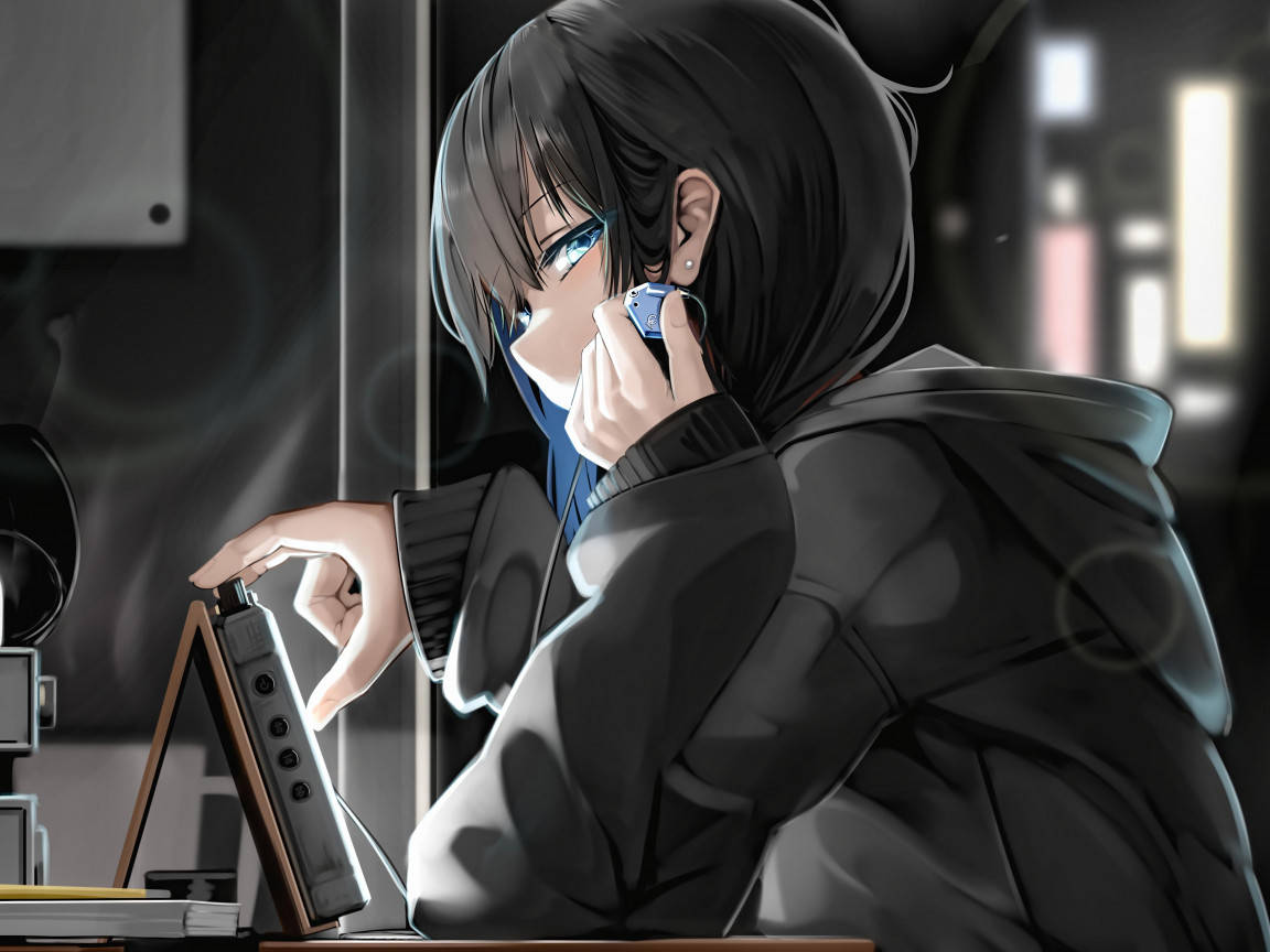 Japanese Anime 桌布 壁紙 — 一個年輕的動漫女孩，黑髮藍眼，穿著黑色連帽衫，一邊拿著手機貼在耳邊，一邊與遊戲機互動。