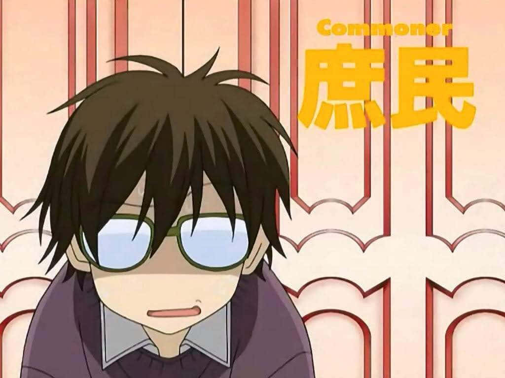 haruhi fujioka 桌布 壁紙 — 一個年輕的動漫男孩，棕色亂髮，戴著眼鏡，在粉紅色和紅色圖案背景上低頭微笑。
