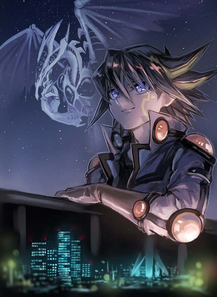 Yusei Fudo 桌布 壁紙 — 一個年輕的動漫男孩，眼睛發光，靠在欄杆上，一條幽靈般的龍在星空下霓虹燈閃爍的城市景觀上空盤旋。