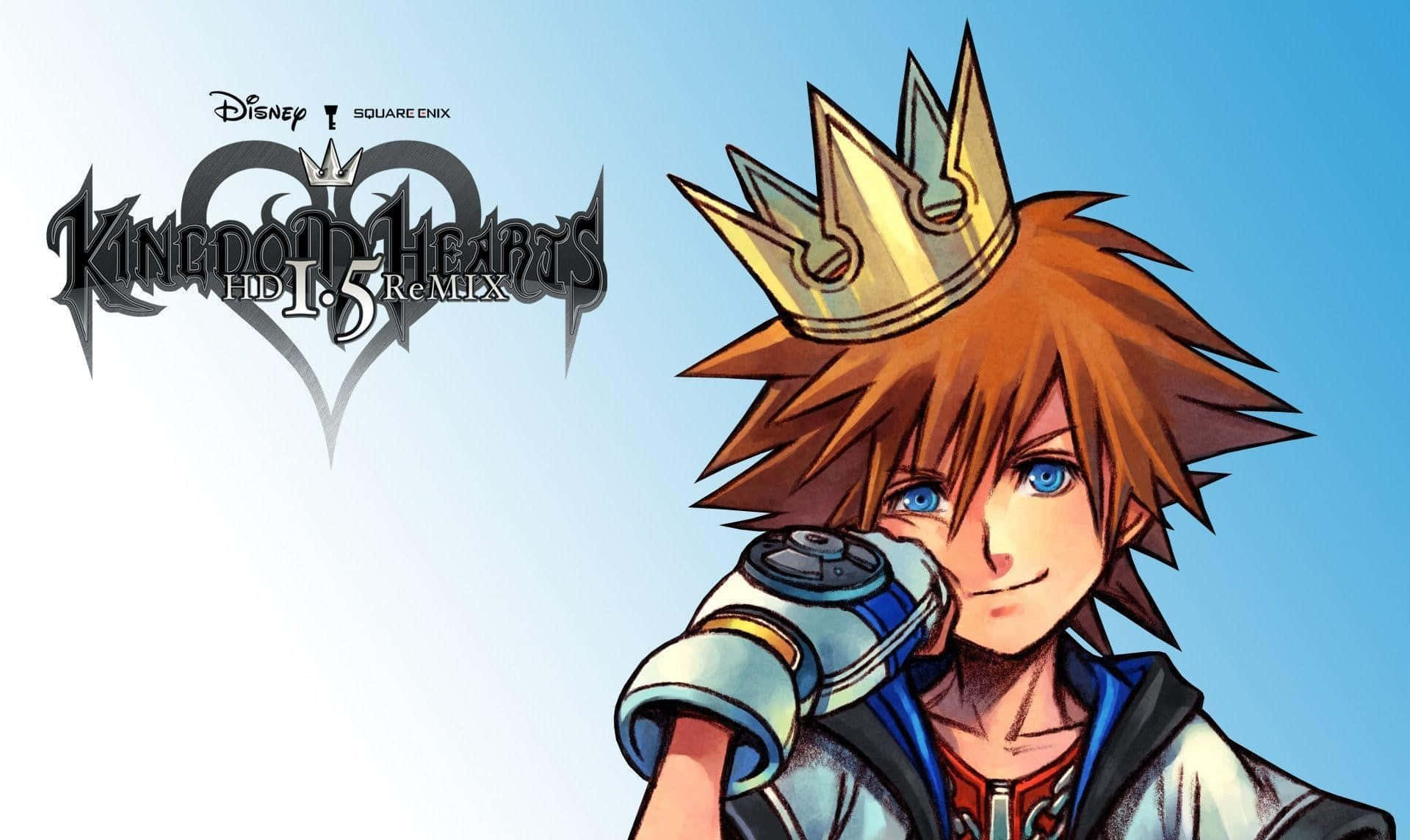 Kingdom Hearts Sora 桌布 壁紙 — 一個年輕的動漫男孩，藍色眼睛，刺蝟頭，戴著金色皇冠，穿著白色外套，背景是柔和的藍色漸變，帶有Kingdom Hearts HD 1.5 Remix標誌。