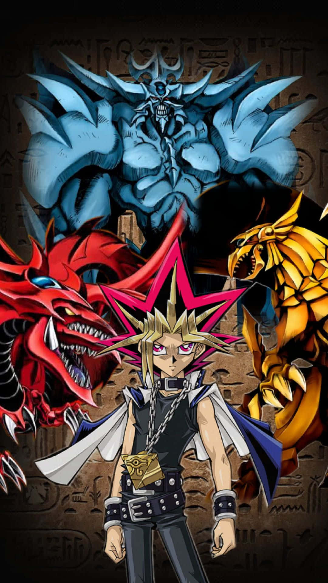 遊戲王 桌布 壁紙 — 一個年輕的動漫男孩，頭髮豎起，站在中央，被三隻巨大的神話野獸包圍：藍翼惡魔、紅龍和金獅，背景是古老的象形文字。