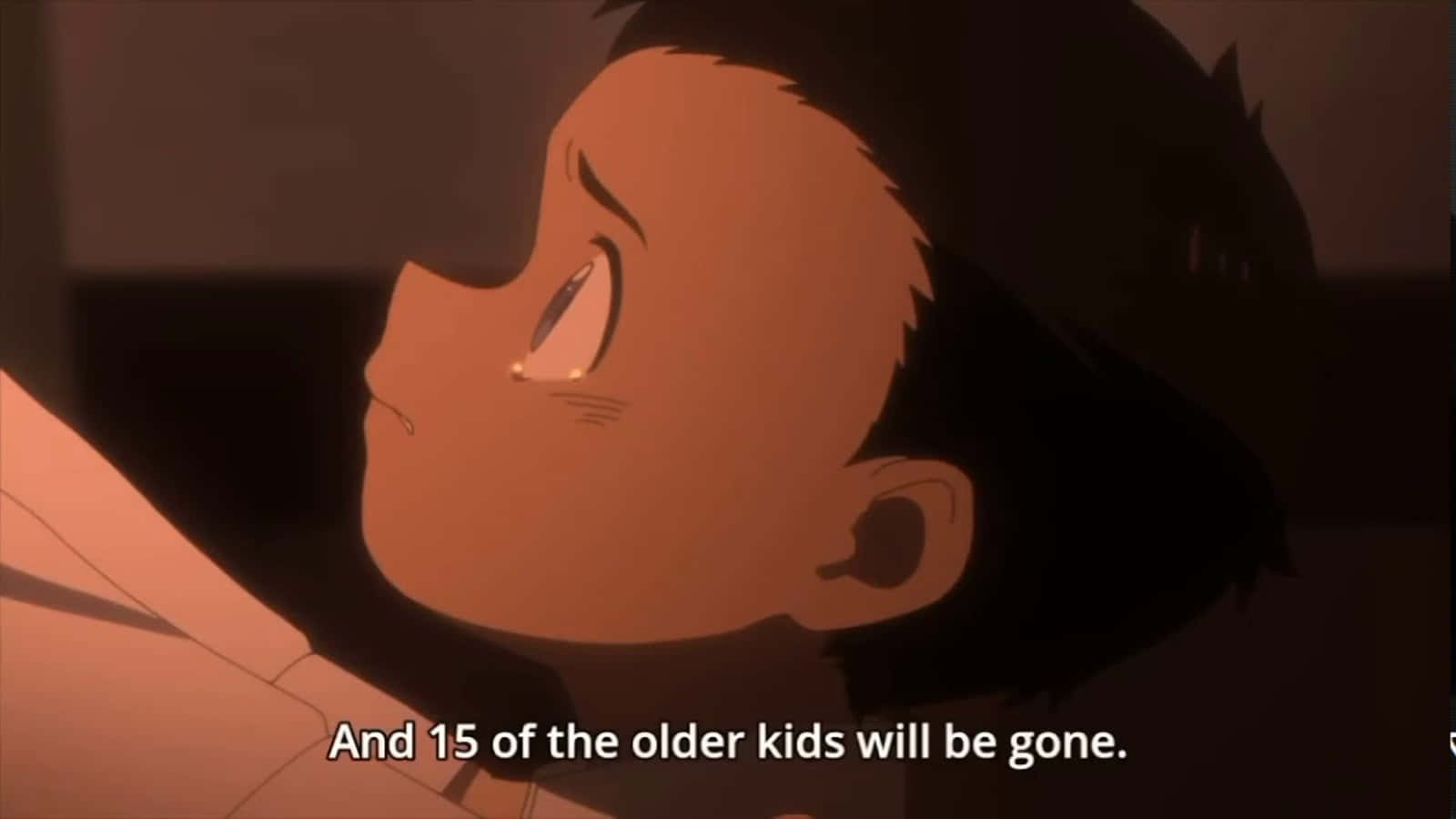 The Promised Neverland Phil 桌布 壁紙 — 一個年輕的動漫男孩在昏暗的房間裏淚眼汪汪地向上看，傳達出深深的悲傷和脆弱。